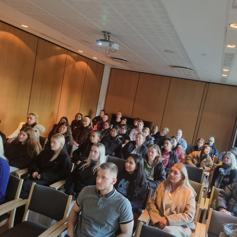 Sjúkraliðanemar í heimsókn