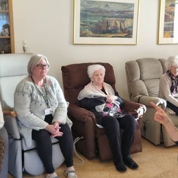 Stólaleikfimi í Bæjarási