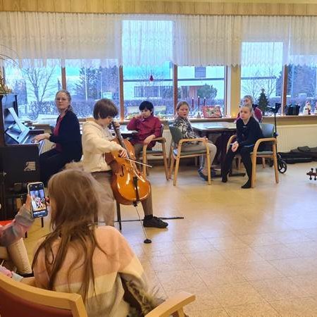 Léku jólalög fyrir heimilisfólk