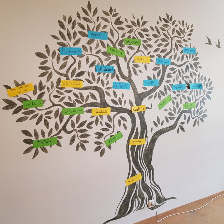 Dásamlegt tré í sjúkraþjálfuninni í Ási