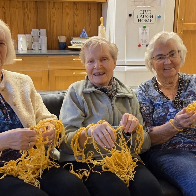Þrjár heimiliskonur hekluðu 120 armbönd