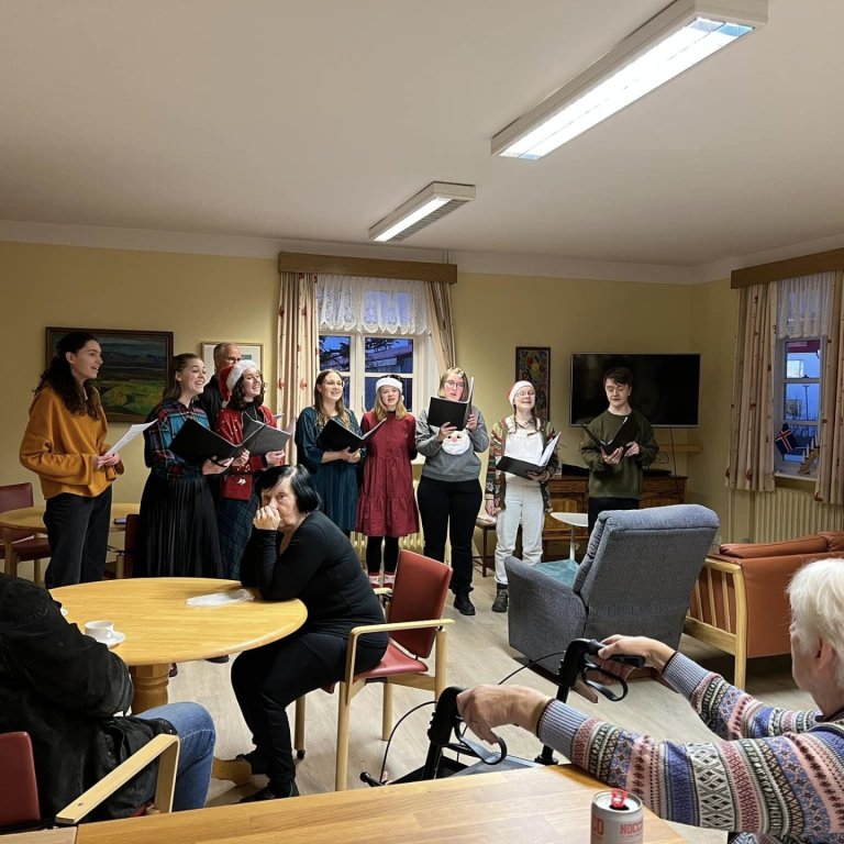 Margir glöddu heimilisfólk á aðventu