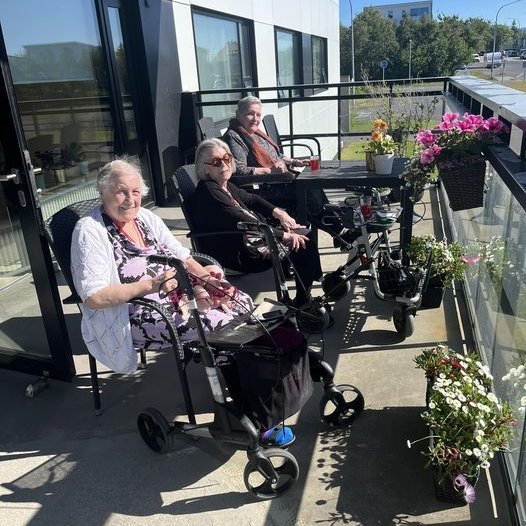 Blómarósir í sól og blíðu