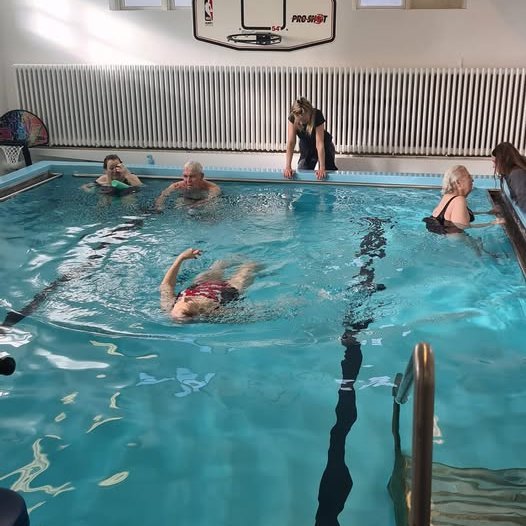 Æfingar í sundlauginni á Grund