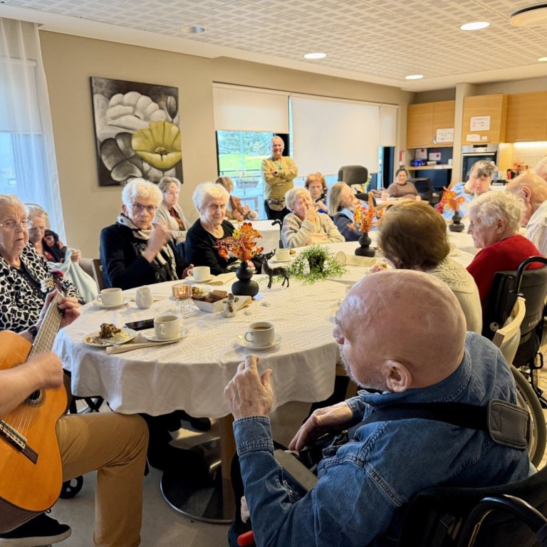Mætir í heimsókn með gítarinn