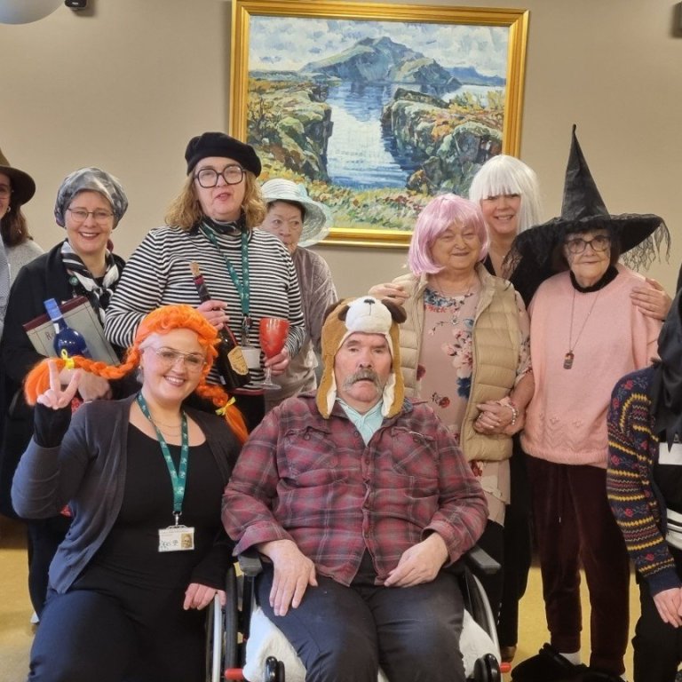 Furðuverur tóku á móti syngjandi börnum