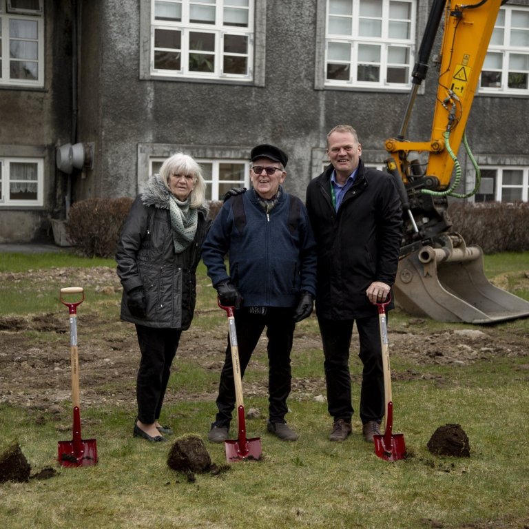 Fyrsta skóflustungan tekin að nýju  kaffihúsi