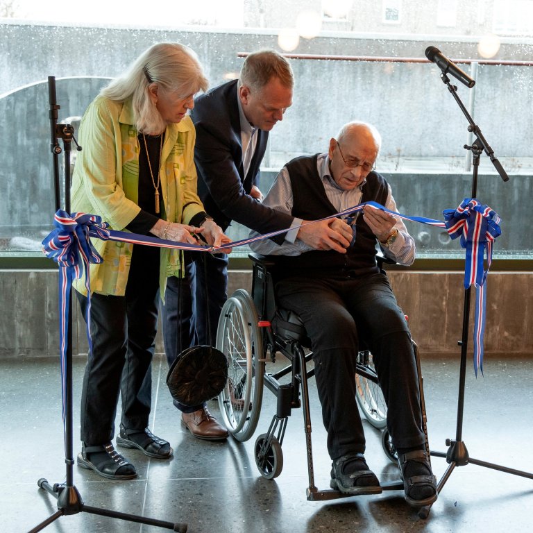 Guðrún B. Gísladóttir, varaformaður stjórnar Grundar, klippir hér á borða ásamt heimilismanninum Eir…