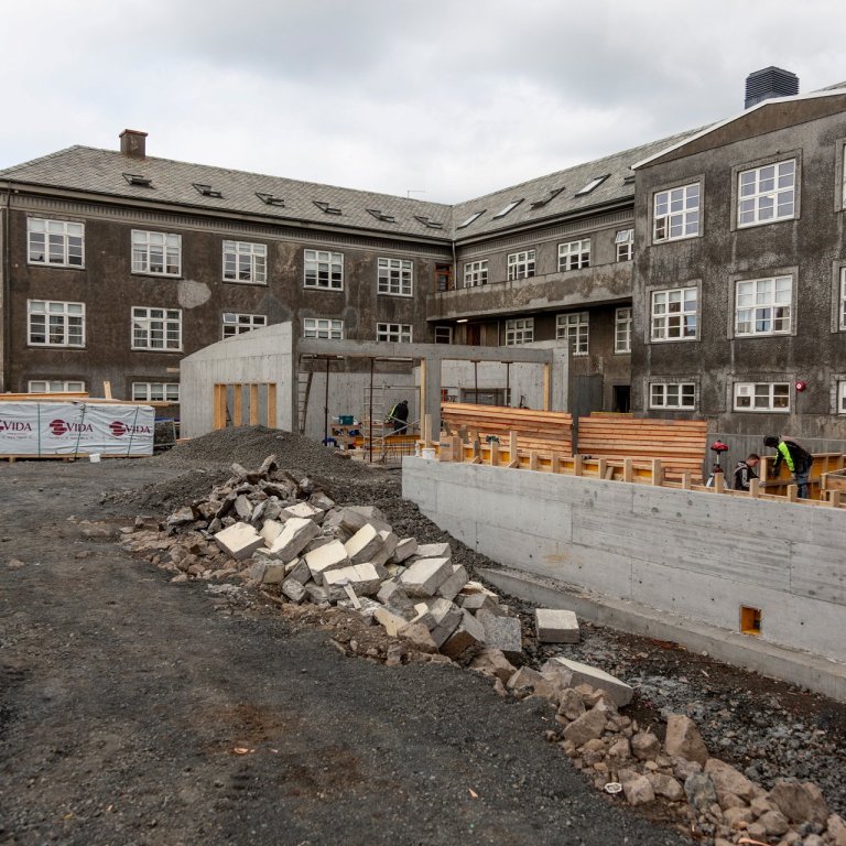 Vinna við garðskála gengur vel