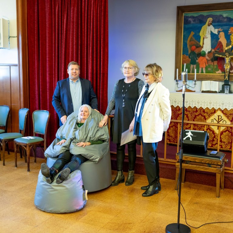 Á myndinni er Karl Óttar Einarsson, forstjóri Grundarheimilanna, að taka við stólunum frá fulltrúum …