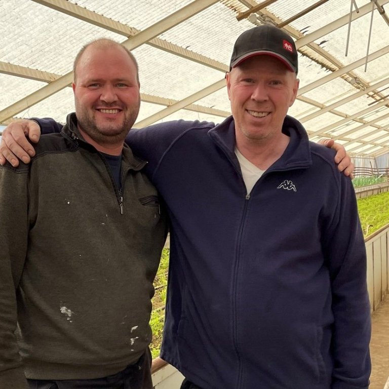 Félagarnir Jónas Þór og Siggi að huga að grænmeti og sumarblómum í Ási.