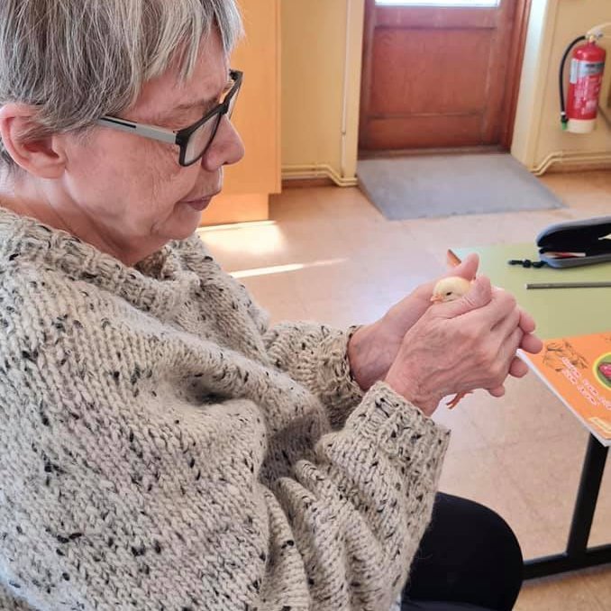 Páskaungar og lituð egg með naglalakki