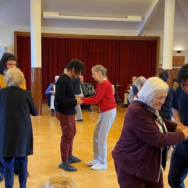 Tjúttað við harmonikkutóna Grundarbandsins