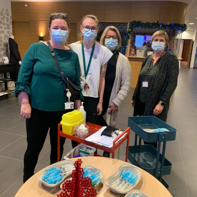 Heimilismenn í Mörk bólusettir í dag