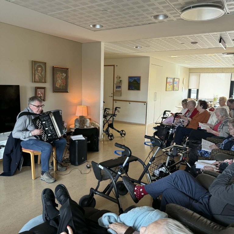 Er með vikulegar söngstundir í Mörk