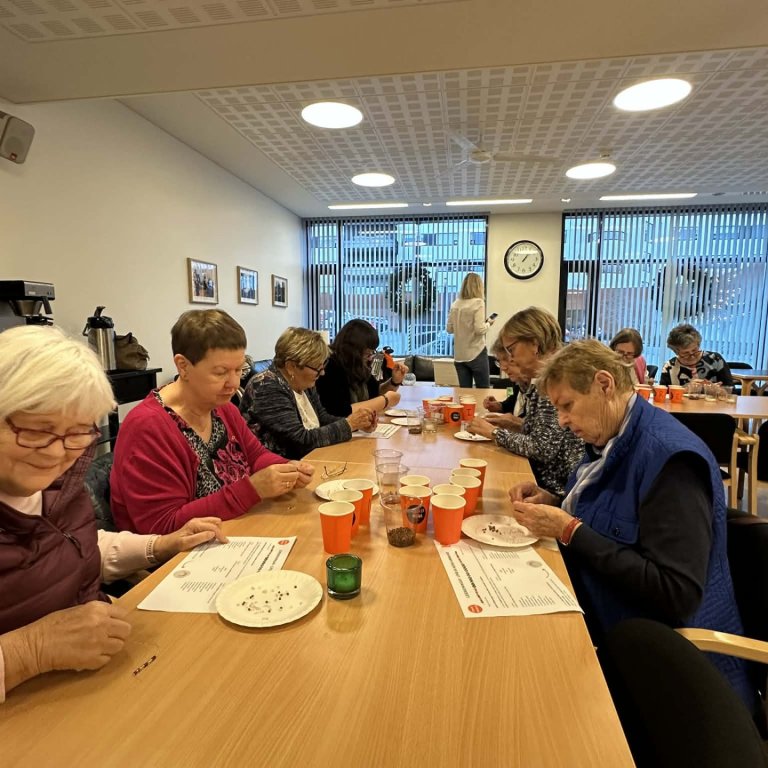 Konurnar perluðu armbönd fyrir Kraft