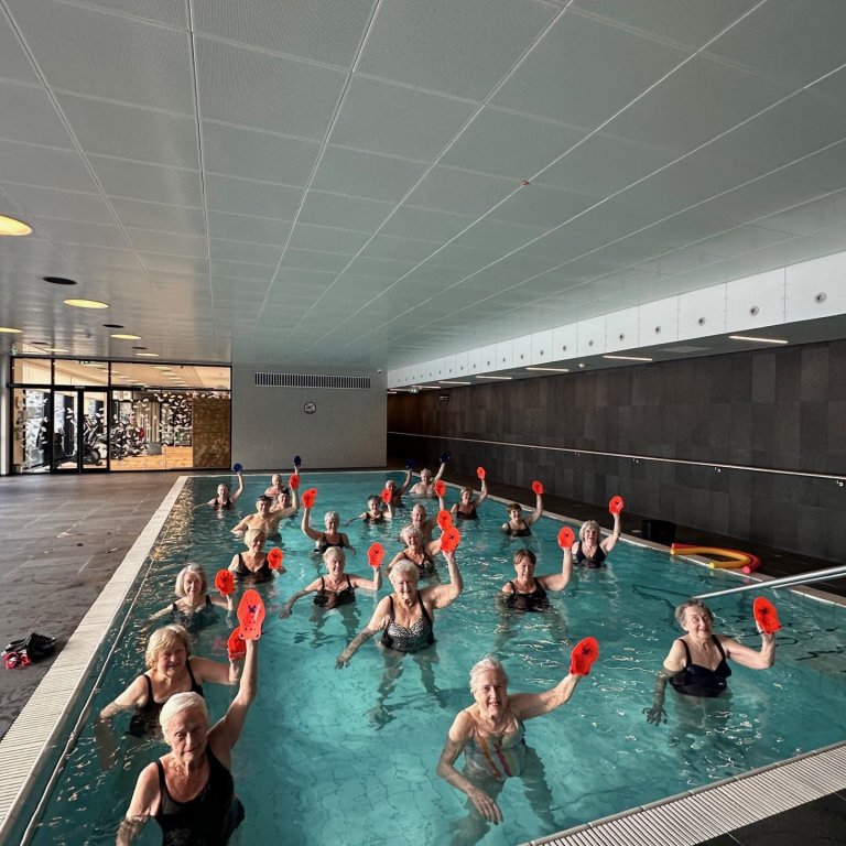 Fjör í vatnsleikfiminni