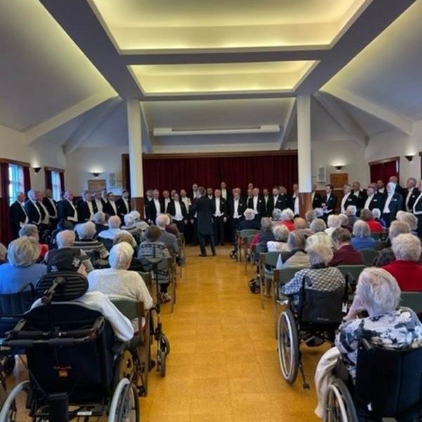 Og húsið ómaði af söng