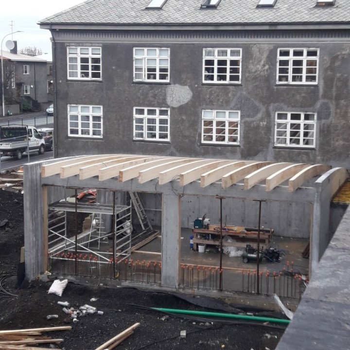 Síðasta sperran komin upp