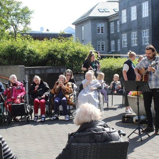Suðræn stemning á Grund