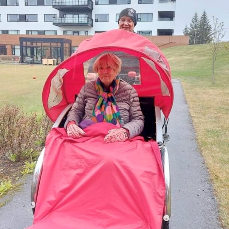 Bauð frúnni í hjólatúr