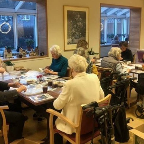 Heimilisfólk útbýr jólasendingu til aðstandenda