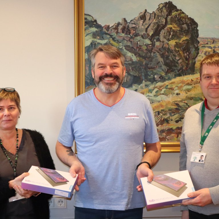 Grundarheimilin fengu 15 spjaldtölvur að gjöf