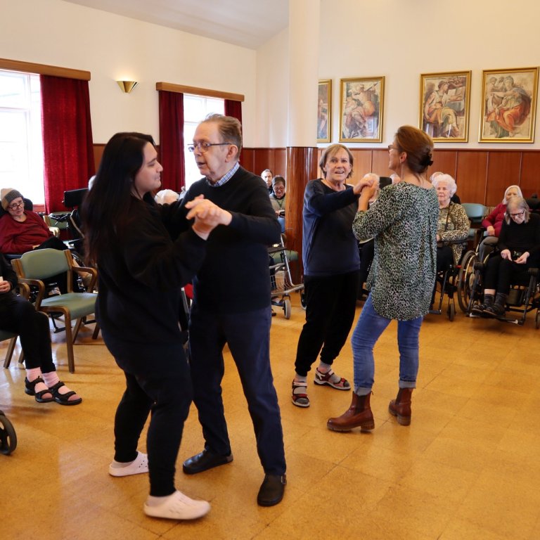 Stiginn dans í hátíðasal