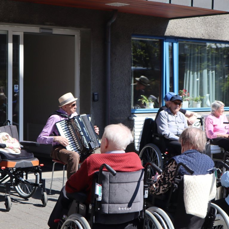 Portið á Grund iðar af lífi