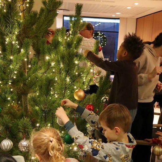 Börnin frá Steinahlíð skreyttu með heimilisfólki