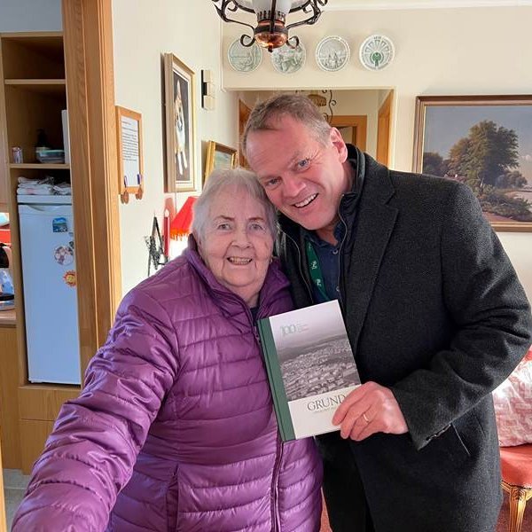 Afhenti heimilismönnum afmælisgjöf frá Grund