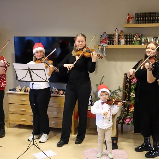 Fiðluleikarar léku jólalögin