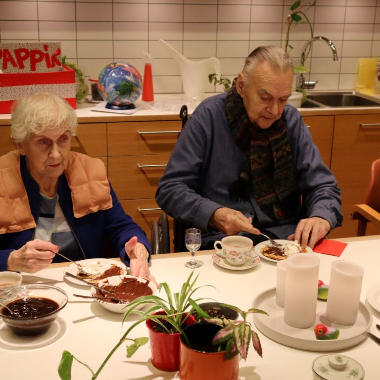 Ekki amalegt sérrístaup, nýbakaðar vöfflur og heitir bakstrar