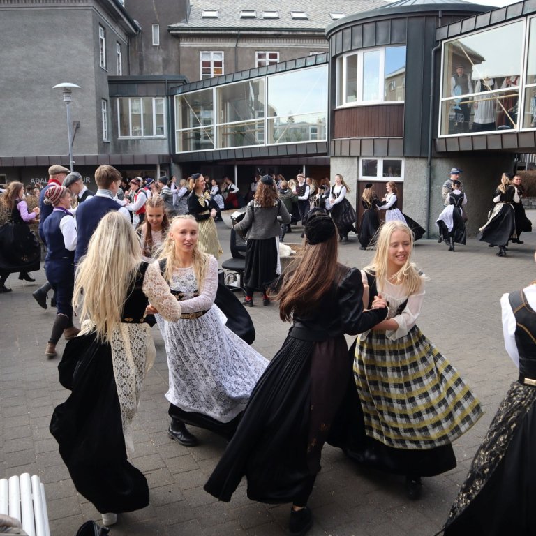 Peysufataklæddir nemendur mættu í heimsókn