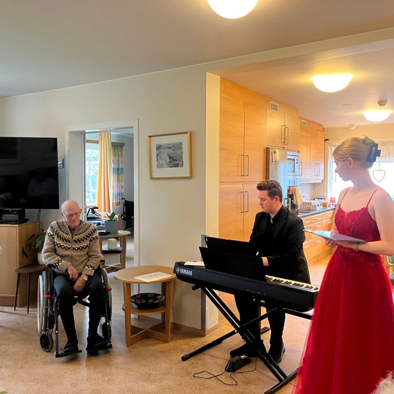 Sumarstarfsmaður bauð upp á tónleika