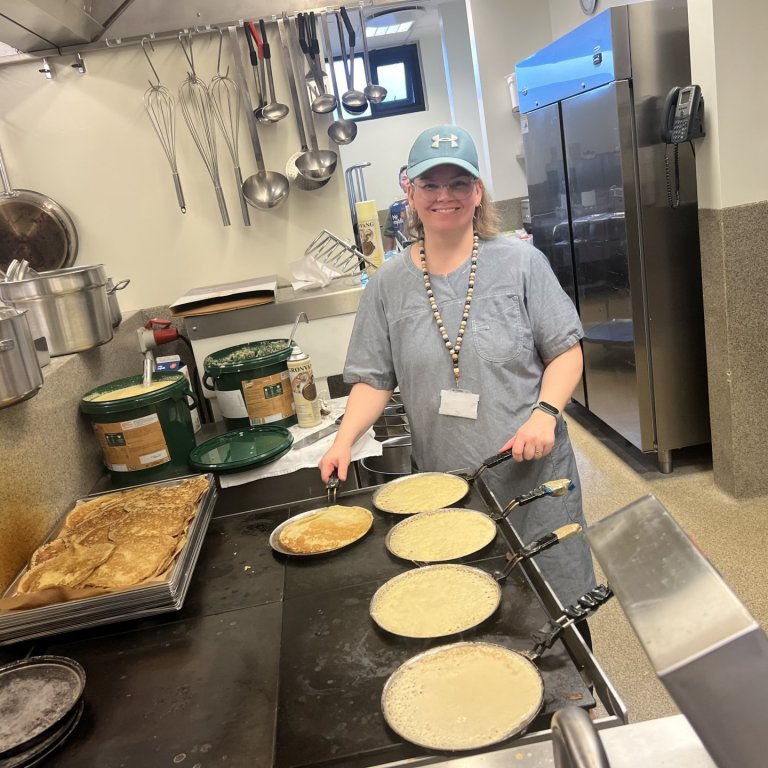 Bakar 1.200 pönnukökur með kaffinu