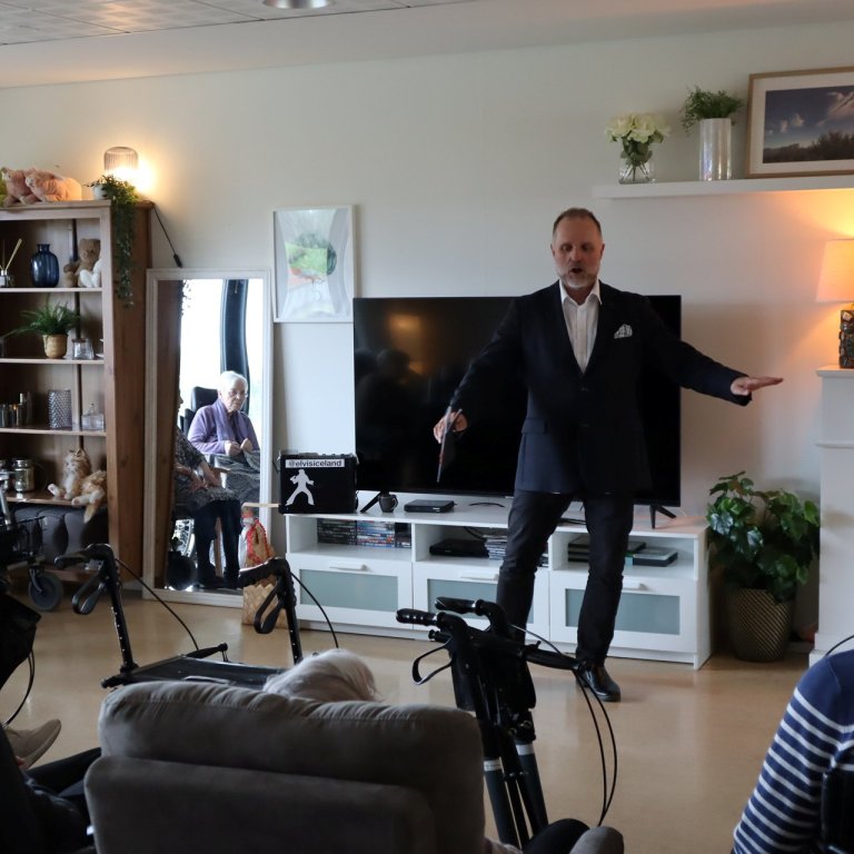 Kemur syngjandi í hús