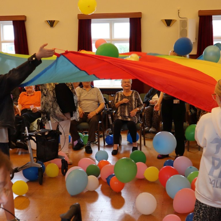 Fjörugt blöðruball