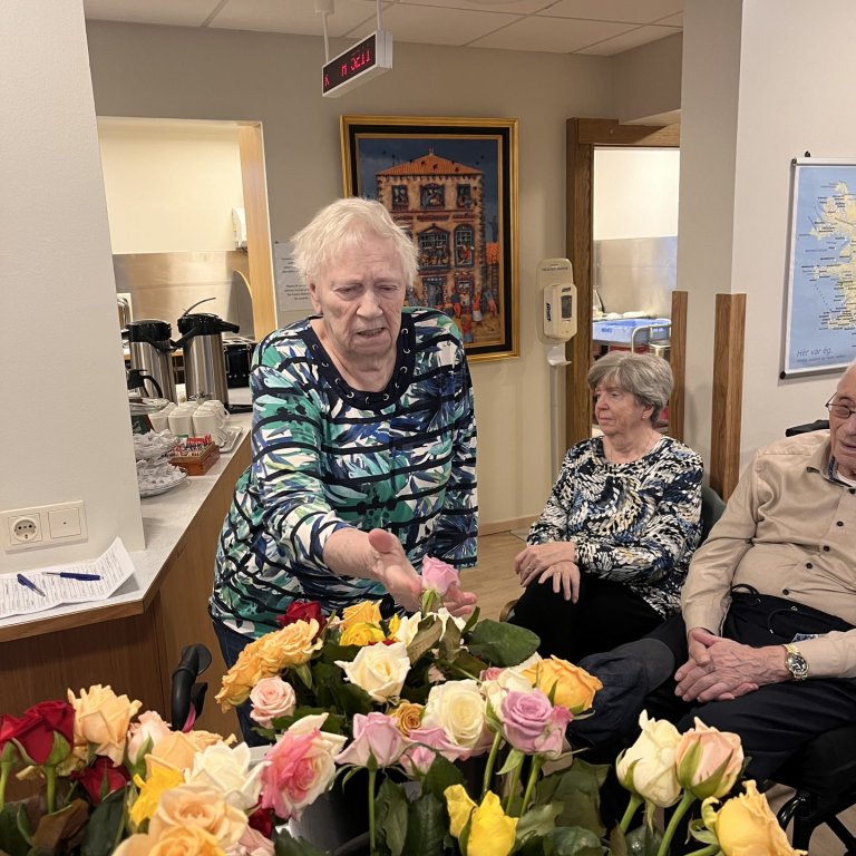 Gáfu öllum heimiliskonum rós