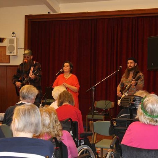 VÍS gaf Grund tónleika í afmælisgjöf