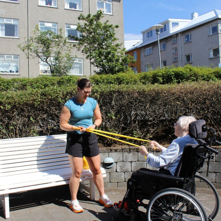 Sjúkraþjálfun í sólinni