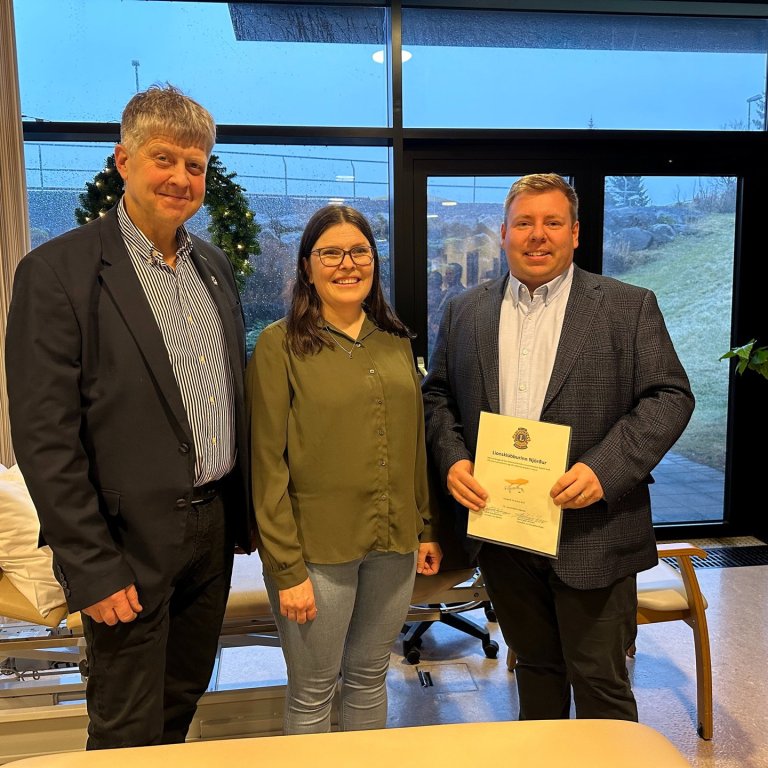 Lúðvík Berg Bárðarson formaður Lionsklúbbsins Njarðar afhenti bekkinn þeim Maríu Guðnadóttur sjúkraþ…