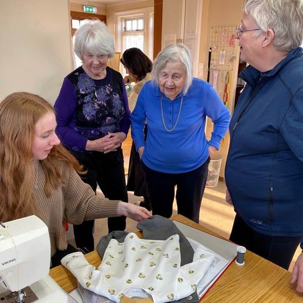 Mættu með blóm í afmæliskaffi