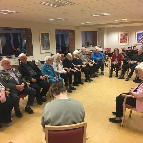 Um að gera að liðka sig eftir morgunmatinn