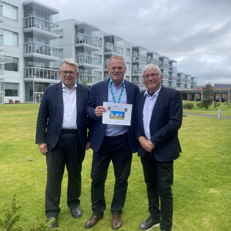 Gísli Páll Pálsson, stjórnarformaður Grundarheimilanna, er hér að taka við rausnarlegri peningagjöf …