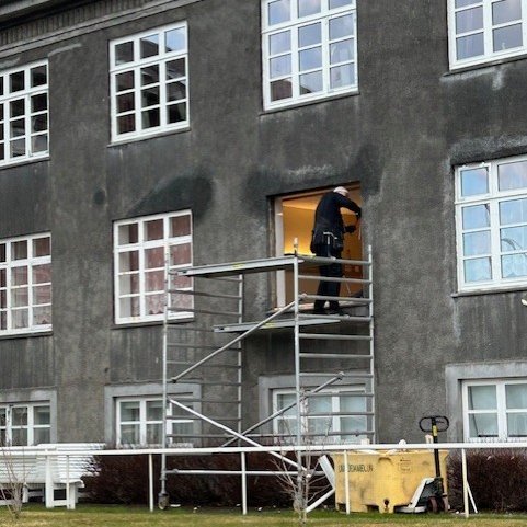 Skipt um nærri 300 glugga