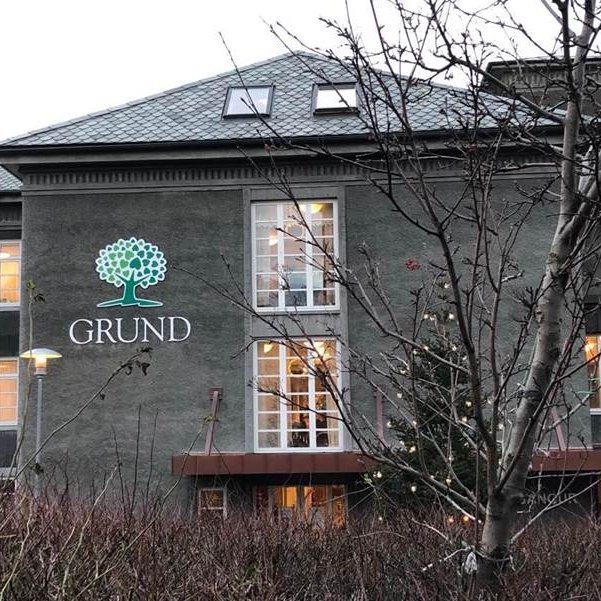 Táknræna tré Grundarheimilanna komið upp á vegg